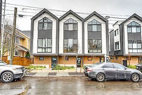 Modern Seattle Townhome: Walk to Light Rail!