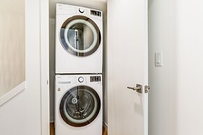 Modern Seattle Townhome: Walk to Light Rail!