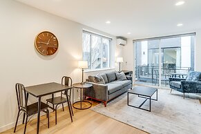 Modern Seattle Townhome: Walk to Light Rail!