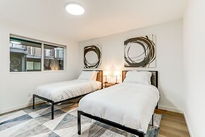 Modern Seattle Townhome: Walk to Light Rail!