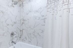 Modern Seattle Townhome: Walk to Light Rail!