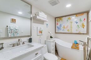 Gulf Breeze Home w/ Deck: Walk to Public Boat Ramp