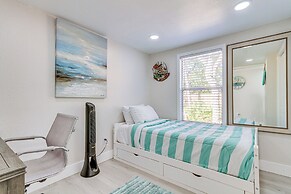 Gulf Breeze Home w/ Deck: Walk to Public Boat Ramp