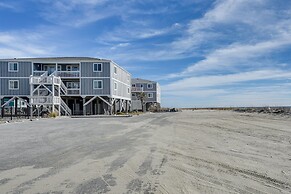 Ocean Isle Beach Condo w/ Balcony: Steps to Shore!