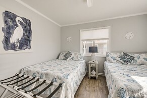 Ocean Isle Beach Condo w/ Balcony: Steps to Shore!