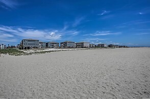 Ocean Isle Beach Condo w/ Balcony: Steps to Shore!