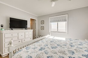 Ocean Isle Beach Condo w/ Balcony: Steps to Shore!
