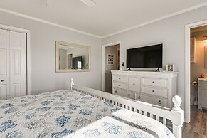 Ocean Isle Beach Condo w/ Balcony: Steps to Shore!