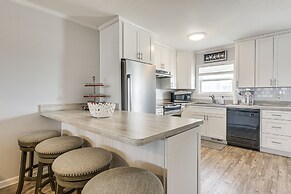 Ocean Isle Beach Condo w/ Balcony: Steps to Shore!