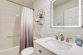 Ocean Isle Beach Condo w/ Balcony: Steps to Shore!