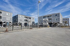 Ocean Isle Beach Condo w/ Balcony: Steps to Shore!