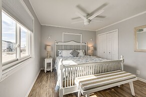 Ocean Isle Beach Condo w/ Balcony: Steps to Shore!