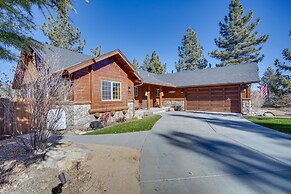 Big Bear Lake Cabin w/ Hot Tub & Gas Fire Pit!