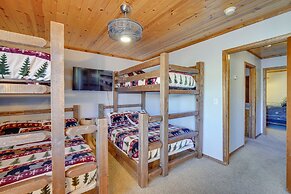 Big Bear Lake Cabin w/ Hot Tub & Gas Fire Pit!