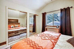 Solitude Mountain Cabin: Creek-side View & Hot Tub