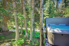 Solitude Mountain Cabin: Creek-side View & Hot Tub