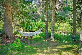 Solitude Mountain Cabin: Creek-side View & Hot Tub
