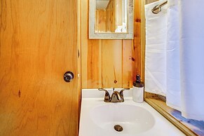 Solitude Mountain Cabin: Creek-side View & Hot Tub