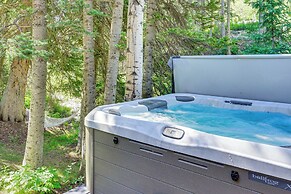 Solitude Mountain Cabin: Creek-side View & Hot Tub