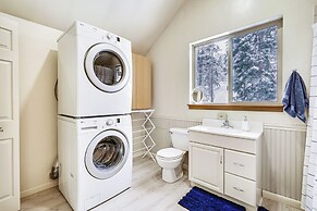 Solitude Mountain Cabin: Creek-side View & Hot Tub