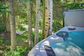 Solitude Mountain Cabin: Creek-side View & Hot Tub