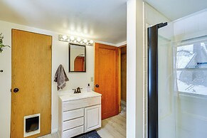 Solitude Mountain Cabin: Creek-side View & Hot Tub