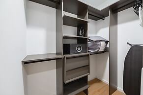 Studio with Panoramic City and Bay Views