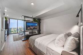 Studio with Panoramic City and Bay Views