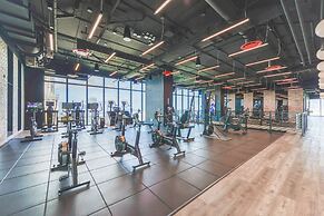 Studio with Panoramic City and Bay Views