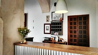 FRENTEABASTOS Hostal Suites Café