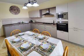 Peaceful Haven With Stunning Views Close to sea