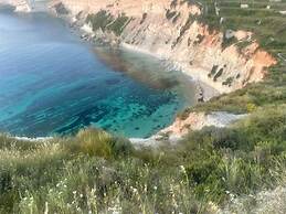 Peaceful Haven With Stunning Views Close to sea