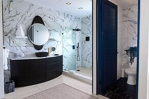 Villa Azure Ocean Suites