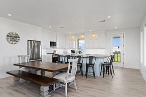 The Big Shore 4 Bedroom Home by RedAwning