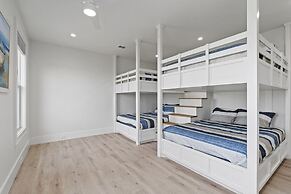 The Big Shore 4 Bedroom Home by RedAwning