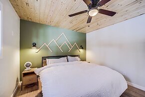 Deck & Fire Pit: Modern Munds Park Retreat!