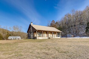 Authentic Log Cabin in Pineville ~ 2 Mi to River!