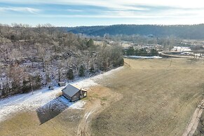 Authentic Log Cabin in Pineville ~ 2 Mi to River!