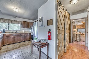 'double D Cabin' w/ Deck, 4 Mi to Grindstone Lake!