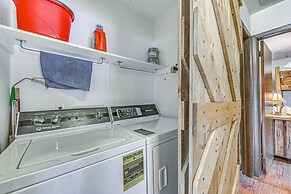 'double D Cabin' w/ Deck, 4 Mi to Grindstone Lake!