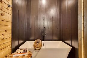 Er29 - Pop's Perch 2 Bedroom Cabin by RedAwning