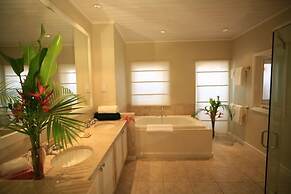 Waterfront 2-bed Townhouse - Harbour 17 2 Bedroom Townhouse by RedAwni