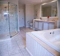 Waterfront 2-bed Townhouse - Harbour 17 2 Bedroom Townhouse by RedAwni