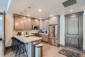 Blackstone Skiers Sanctuary With Private Hot Tub! 2 Bedroom Condo by R