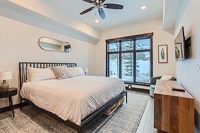 Blackstone Skiers Sanctuary With Private Hot Tub! 2 Bedroom Condo by R