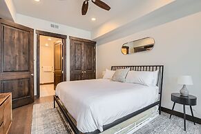 Blackstone Skiers Sanctuary With Private Hot Tub! 2 Bedroom Condo by R