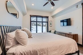 Blackstone Skiers Sanctuary With Private Hot Tub! 2 Bedroom Condo by R