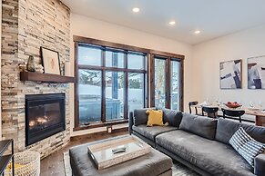 Blackstone Skiers Sanctuary With Private Hot Tub! 2 Bedroom Condo by R