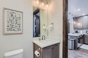 Blackstone Skiers Sanctuary With Private Hot Tub! 2 Bedroom Condo by R