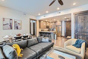 Blackstone Skiers Sanctuary With Private Hot Tub! 2 Bedroom Condo by R